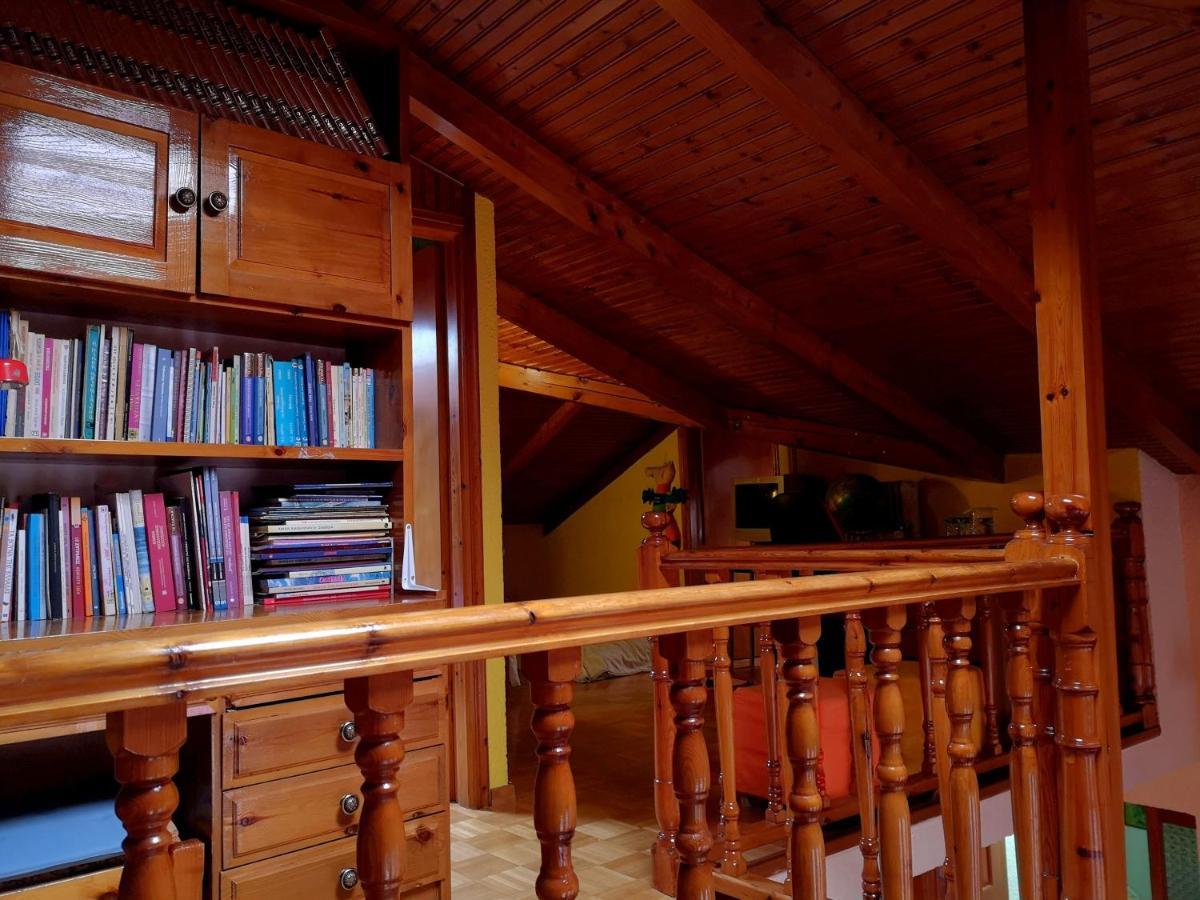 Chalet ευχάριστο με σοφίτα και τζάκι.