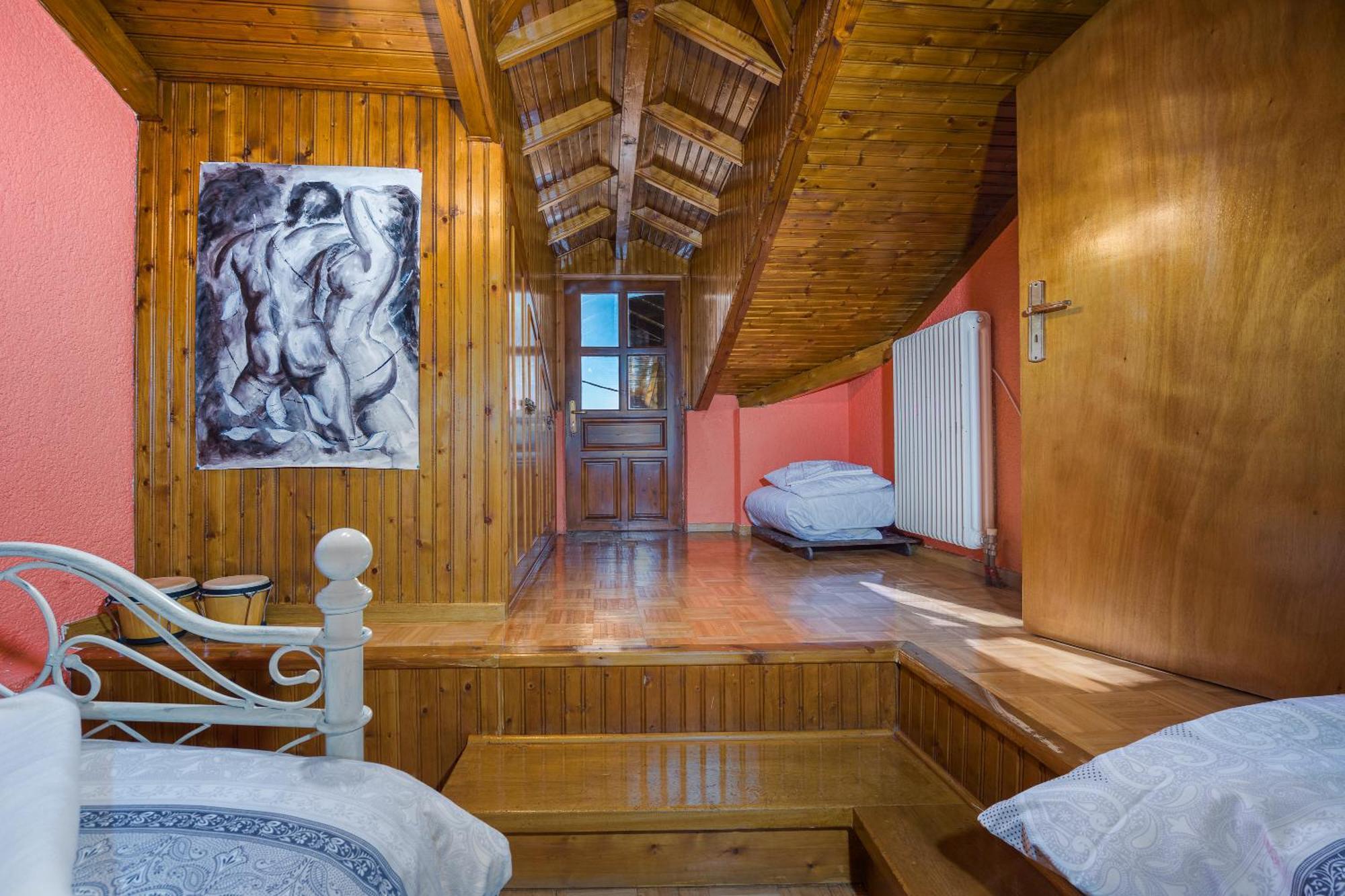 ευχάριστο με σοφίτα και τζάκι. Chalet Arachova