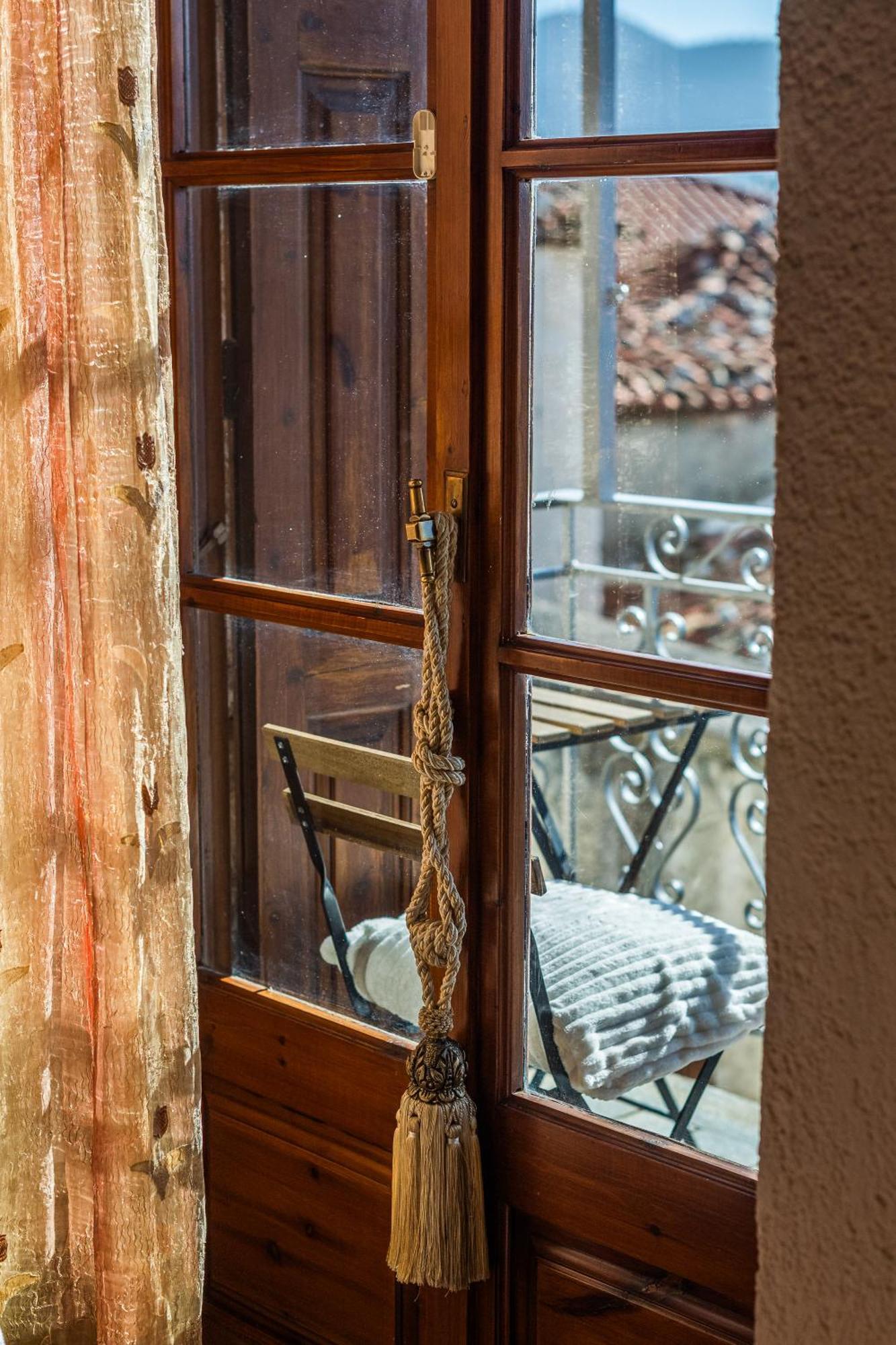 ευχάριστο με σοφίτα και τζάκι. * Arachova