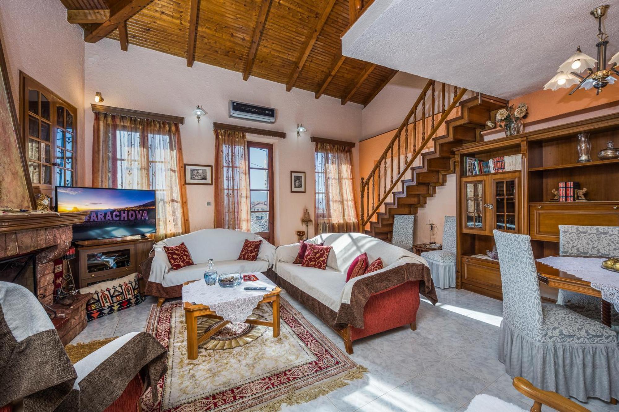 Chalet ευχάριστο με σοφίτα και τζάκι.